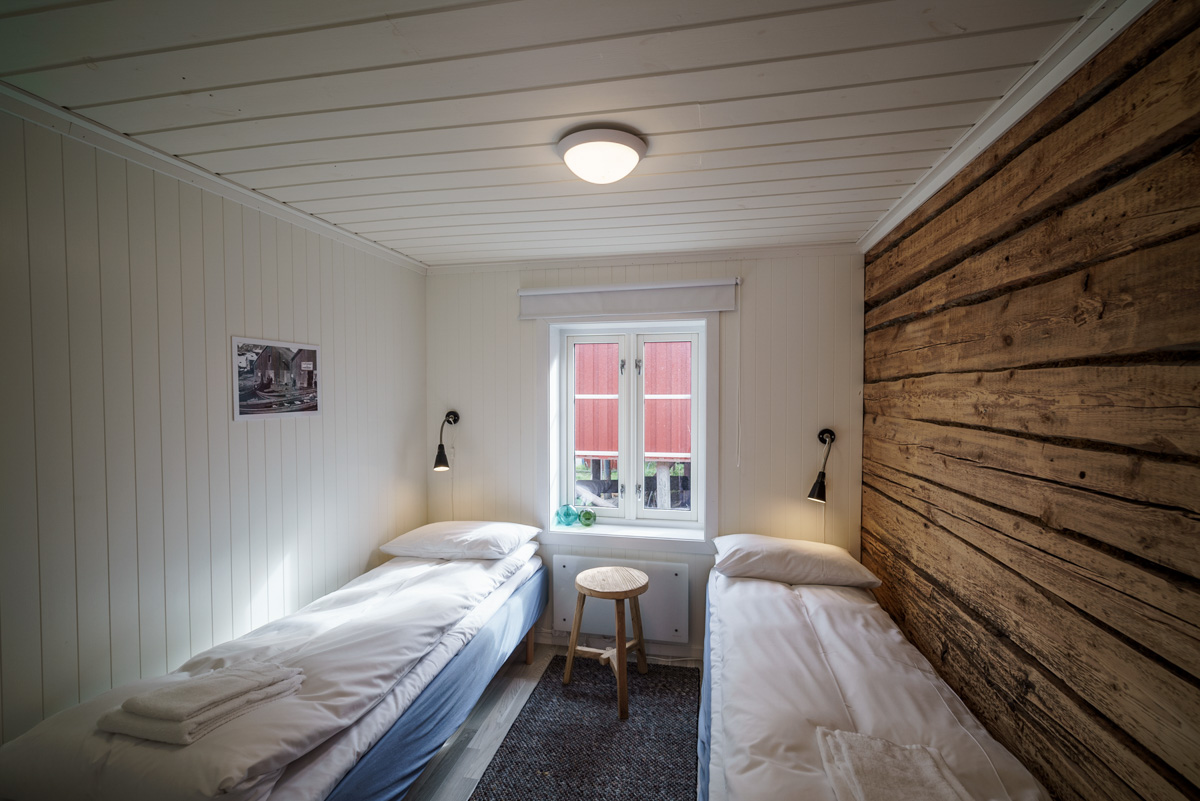 Lite sjarmerende soverom med autentiske tømmervegger