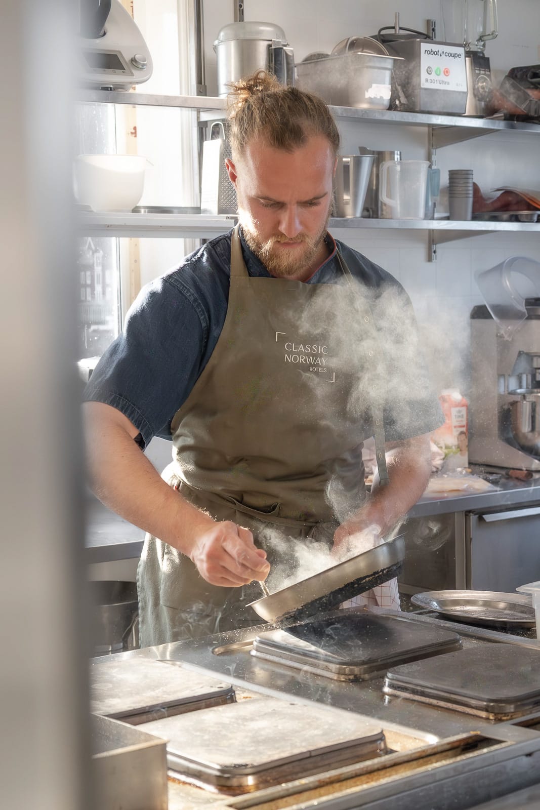 Kokk på kjøkkenet hos Å Restaurant i Lofoten